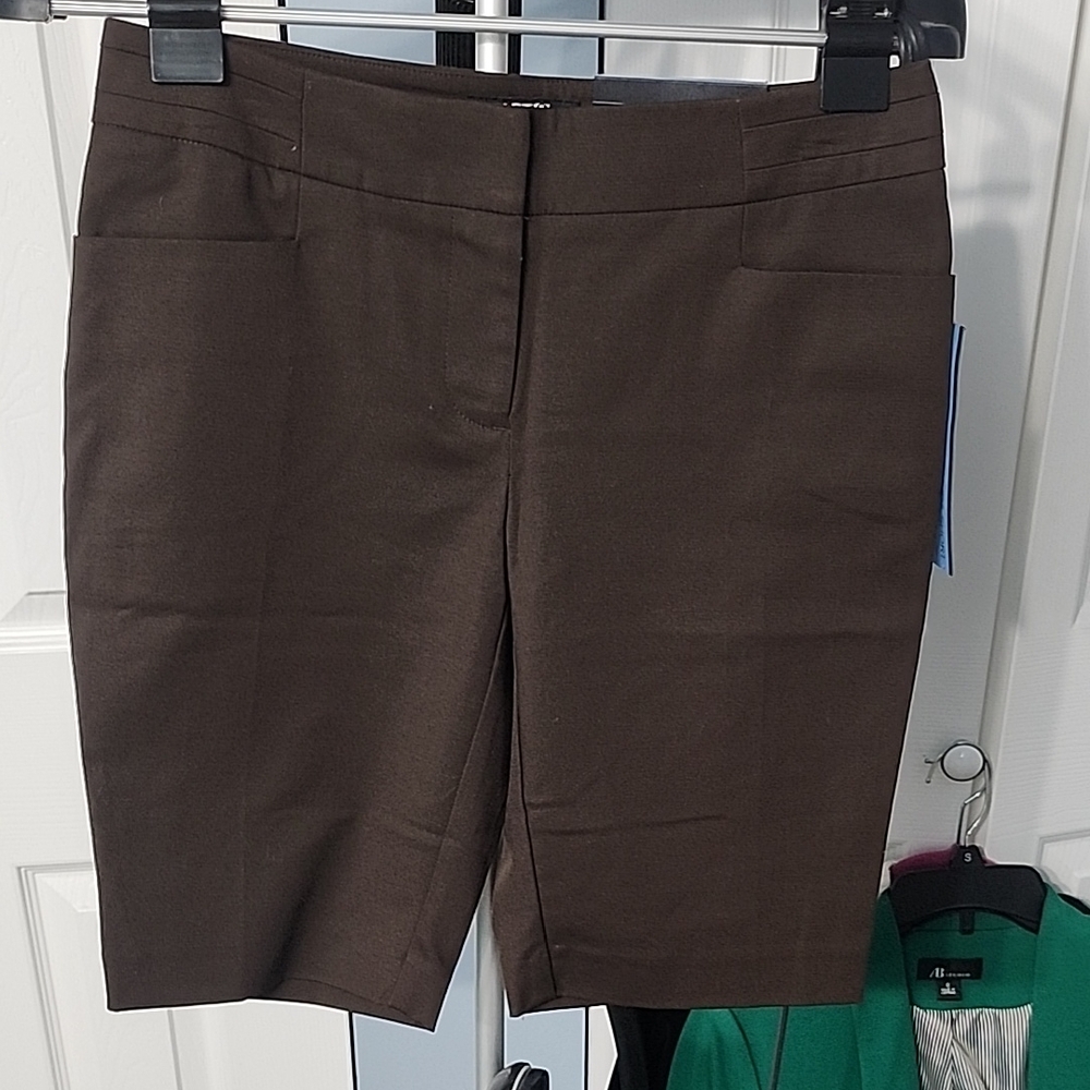 Size 3 Classic Brown Women's Knee-Length Shorts. new